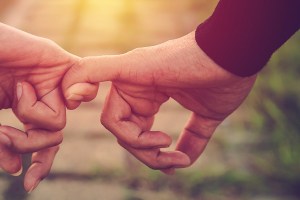 manos-entrelazadas